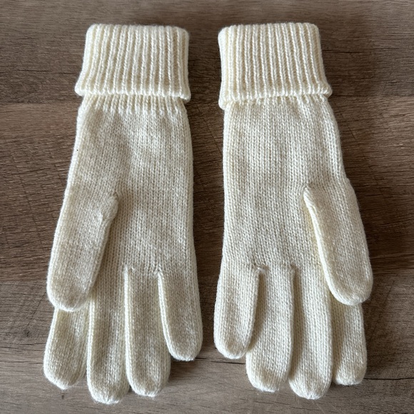 NWOT Cream Cable Knit Gloves size S ladies. Acrylic. - Picture 3 of 3